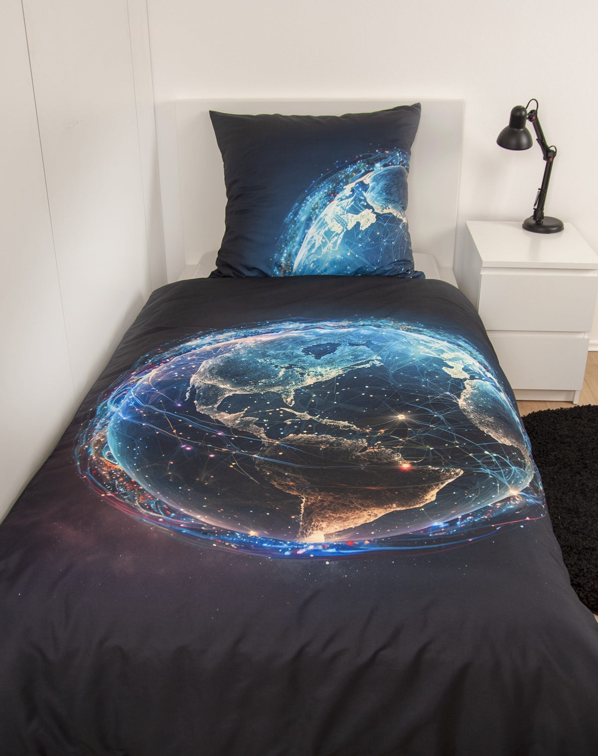 Bettwäsche ‘Weltkugel’ auf einem Einzelbett, Erde bei Nacht auf Schwarz
