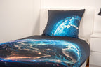 Bettwäsche ‘Weltkugel’ seitlich auf einem Bett mit leuchtenden Kontinenten