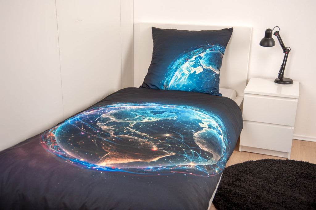 Bettwäsche ‘Weltkugel’ auf einem Bett, Kissen mit Ausschnitt der Erdkugel