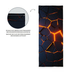 Young Collection Fitnesstuch ‘Lava 3D Effekt’ 50 x 110 cm mit Lava-Muster, daneben die Rückseite mit Flap und Reißverschlusstasche