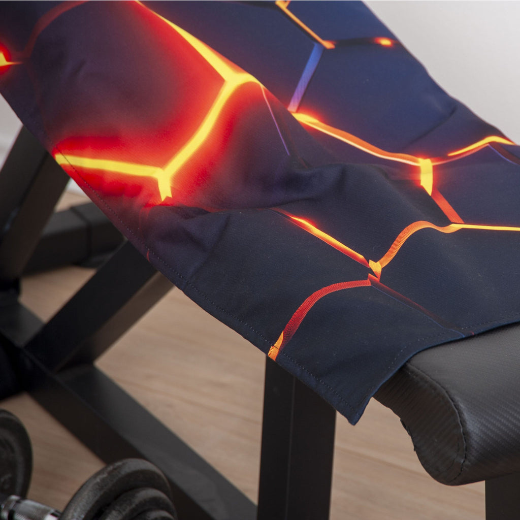 Lava-Muster des Fitnesstuchs auf der Hantelbank in Nahaufnahme