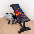Fitnesstuch ‘Lava 3D Effekt’ über einer Hantelbank, daneben Hanteln und eine Sporttasche