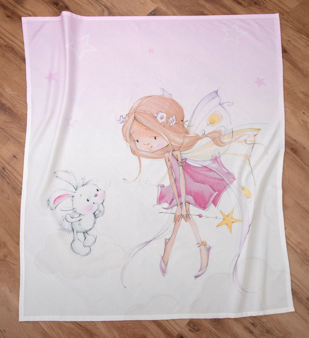 Young Collection Fleecedecke ‘Little Fairy’ ausgebreitet auf einem Holzboden