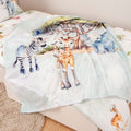 Young Collection Fleecedecke ‘Safari’ auf einem Bett