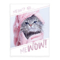 Young Collection Kuscheldecke ‘MeWow’: graue Katze im rosa Handtuch mit Schriftzug Meow No MeWow