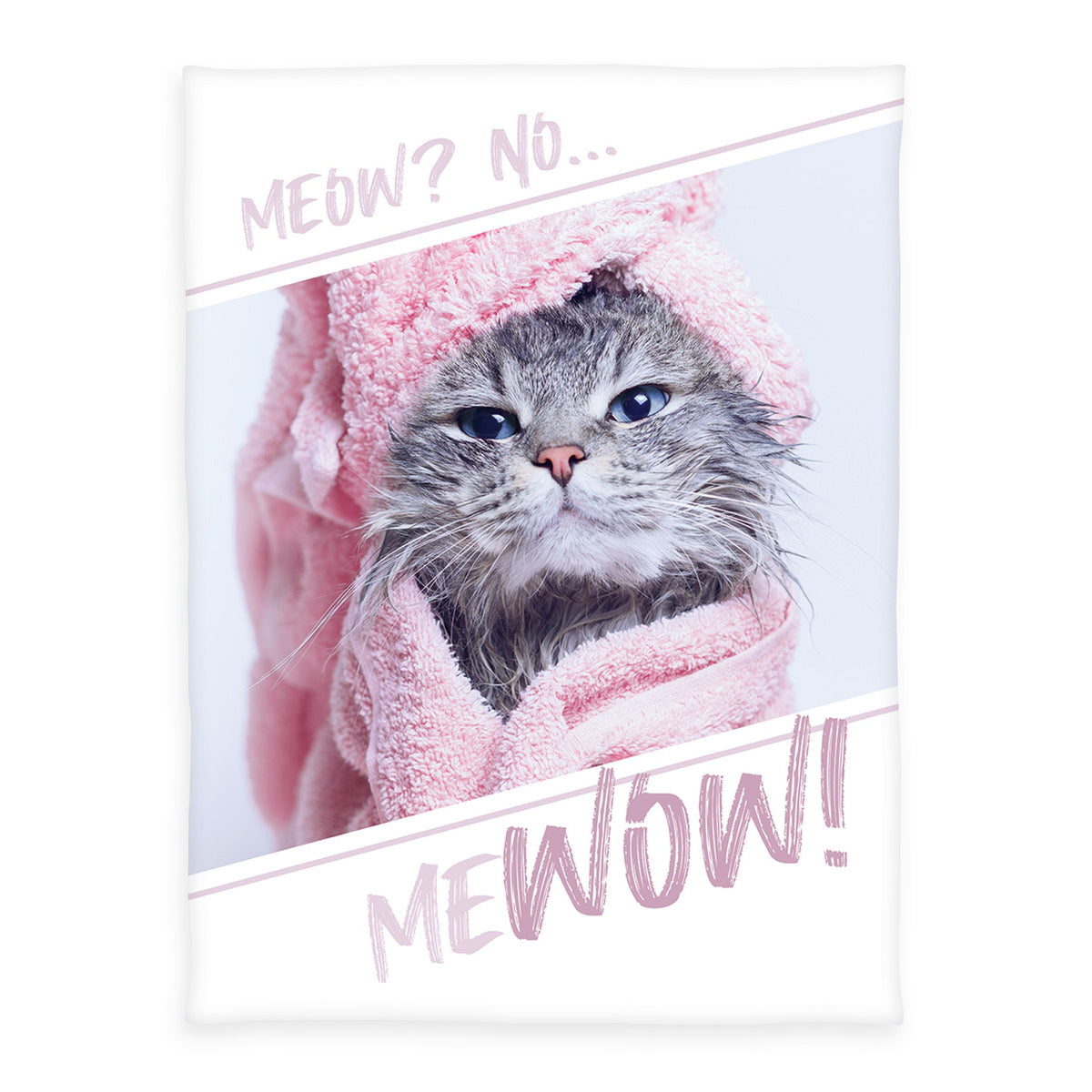Young Collection Kuscheldecke ‘MeWow’: graue Katze im rosa Handtuch mit Schriftzug Meow No MeWow