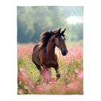 Young Collection Kuscheldecke ‘Pferdeglück’ 150 x 200 cm: galoppierendes Pferd in einer Wiese mit rosa Blüten